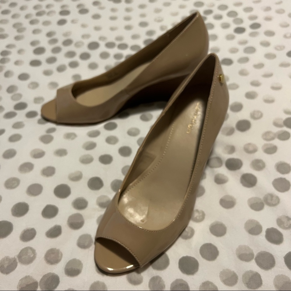 NWT Calvin Klein Shelley Patent Leather Nude Peep Toe Wedge Heels Size 6